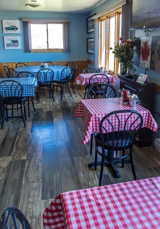Bear Tracks Inn ライオンズ・ヘッド エクステリア 写真